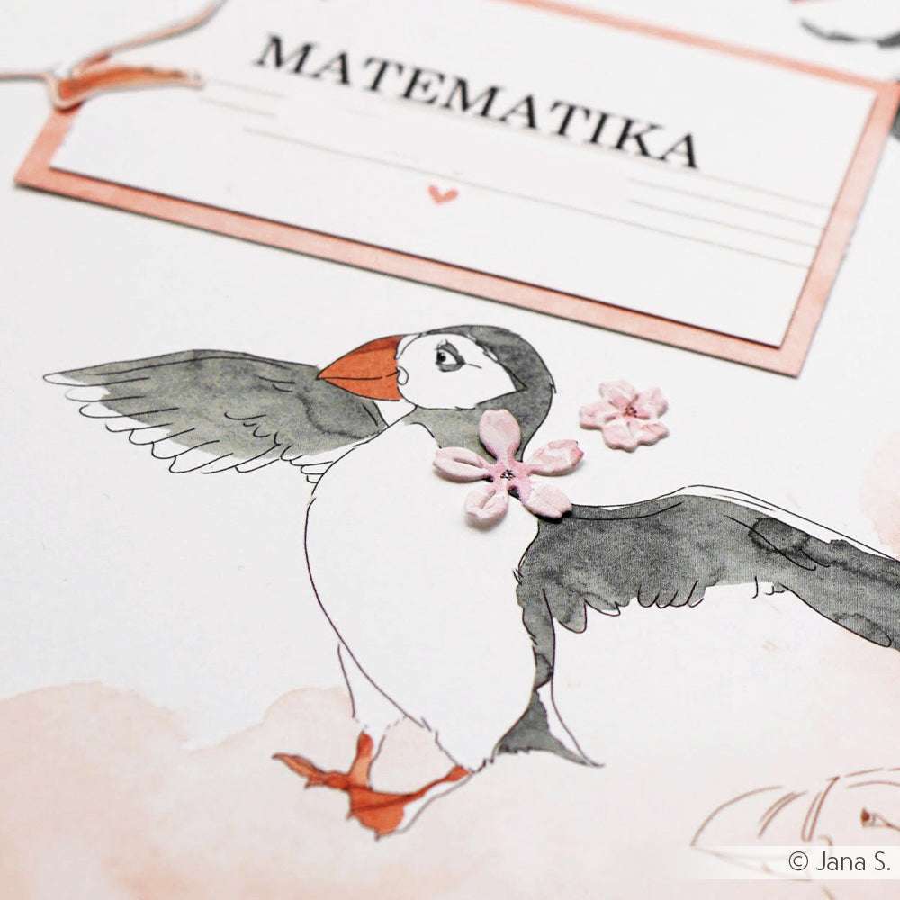 Ein bezaubernder Papageientaucher mit Blumen neben einem MATEMATIKA-Schild von Alexandra Renke - perfekt für Papierprojekte oder als einzigartiges Designpapier.