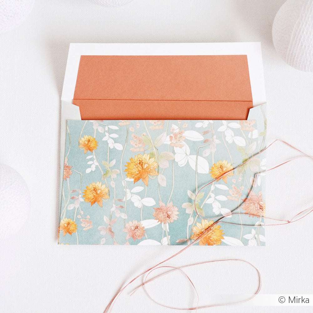 Blumenkarte mit Alexandra Renke Chrysanthemenwiese Designpapier, gepaart mit einem orangefarbenen Umschlag und rosa Kordel - ideal für Papierprojekte auf weißem Hintergrund.