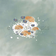 Zarte orange und blaue Wildblumen mit weißen Spritzern auf zartgrünem Aquarell-Alexandra Renke Designpapier, ideal für Buchbinderei oder einzigartige Papierprojekte.