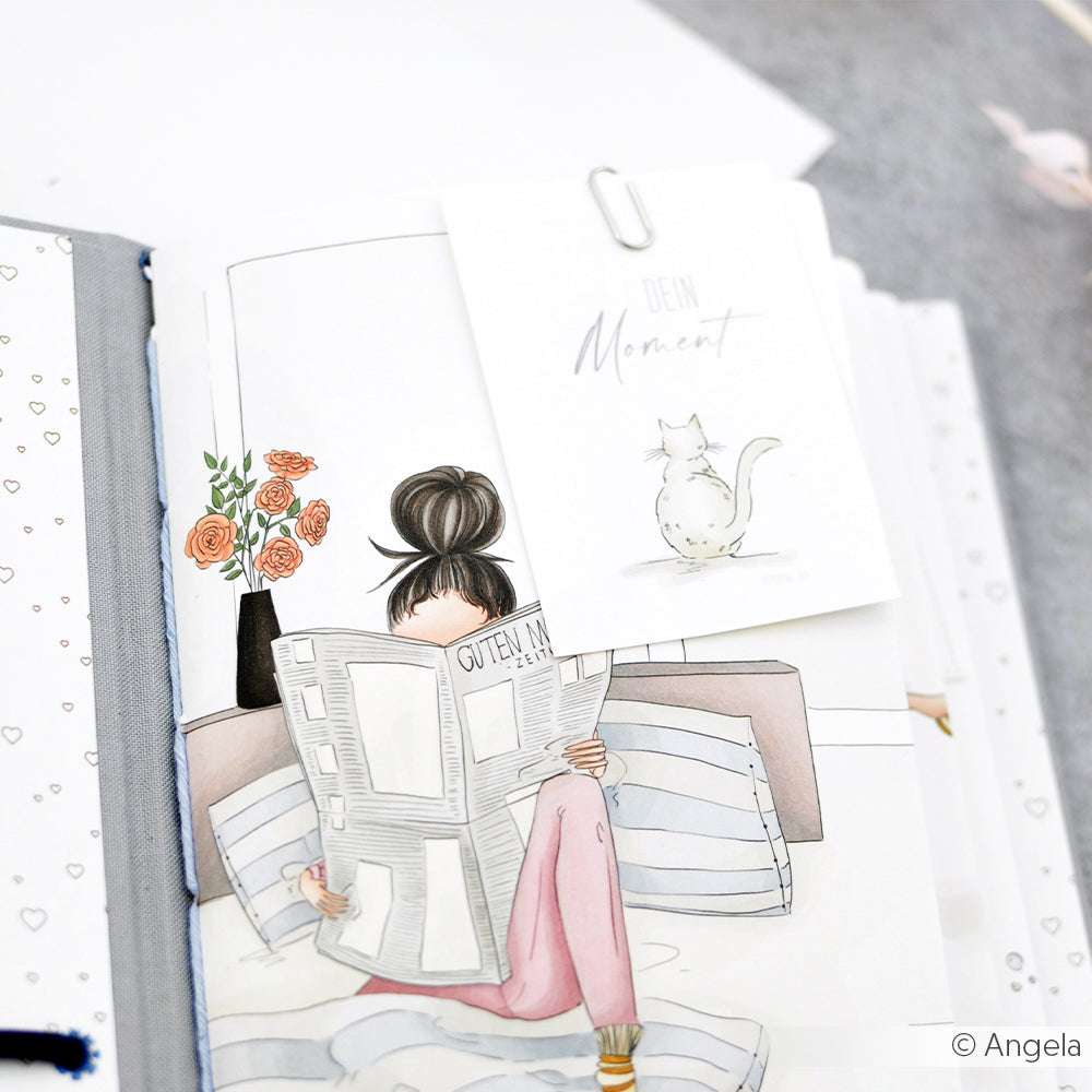 Illustration von Alexandra Renke: eine Frau, die die Zeitung liest, mit Blumen, Designpapier-Details und einer Katzenskizze, plus einer Karte, die oben angeklebt ist - eine ideale Inspiration für kreative Papierprojekte oder Frühstück im Bett-Momente.