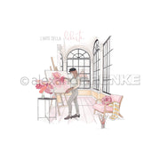 In einem hellen Atelier mit großen Fenstern, Blumen und einem rosa Stuhl malt eine Frau Papierprojekte von Alexandra Renke auf Leinwand.