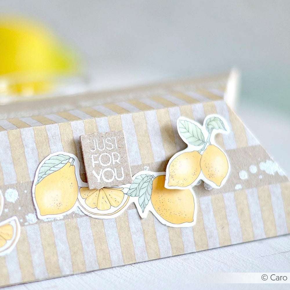 Eine gestreifte, handgefertigte Alexandra-Renke-Schachtel, verziert mit Zitronen und einem "Just for you"-Etikett - perfekt für Papierprojekte oder als einzigartige Art, Grußkarten zu überreichen.
