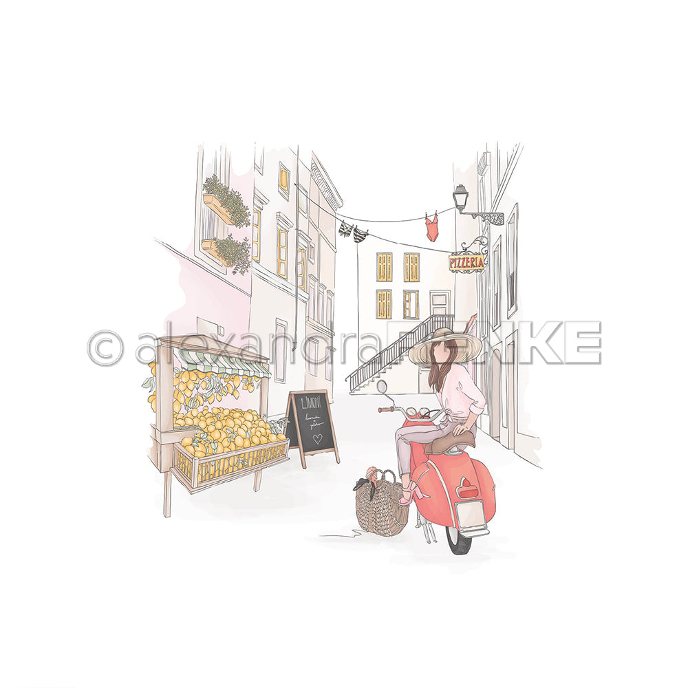 Eine Frau auf einem roten Motorroller fährt an einem Zitronenstand und einem Alexandra-Renke-Laden in einer malerischen europäischen Straße mit hängender Wäsche vorbei.