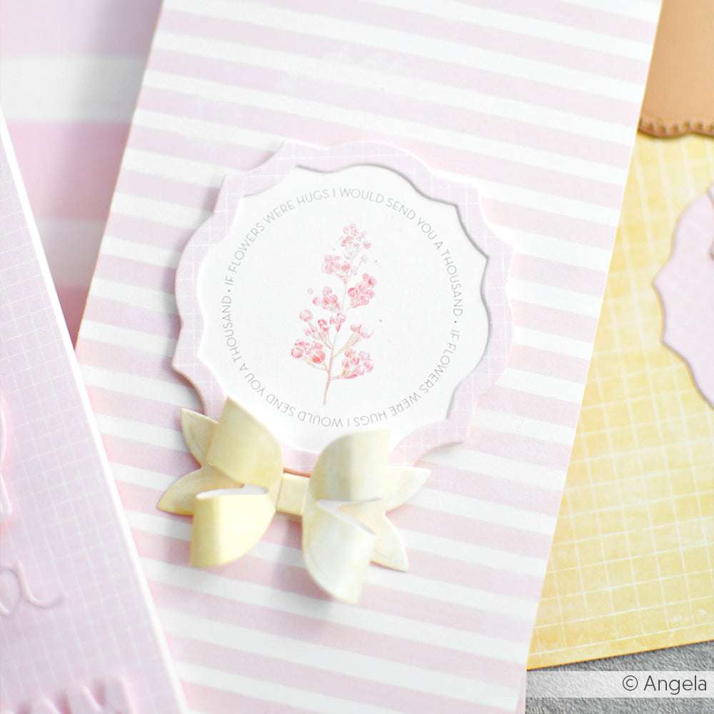 Rosa-weiß gestreifte Karte mit floralem Motiv aus dem Kärtchenbogen Floral Designpapier von Alexandra Renke, mit Wellenetikett und cremefarbener Schleife - ideal für Papierprojekte.