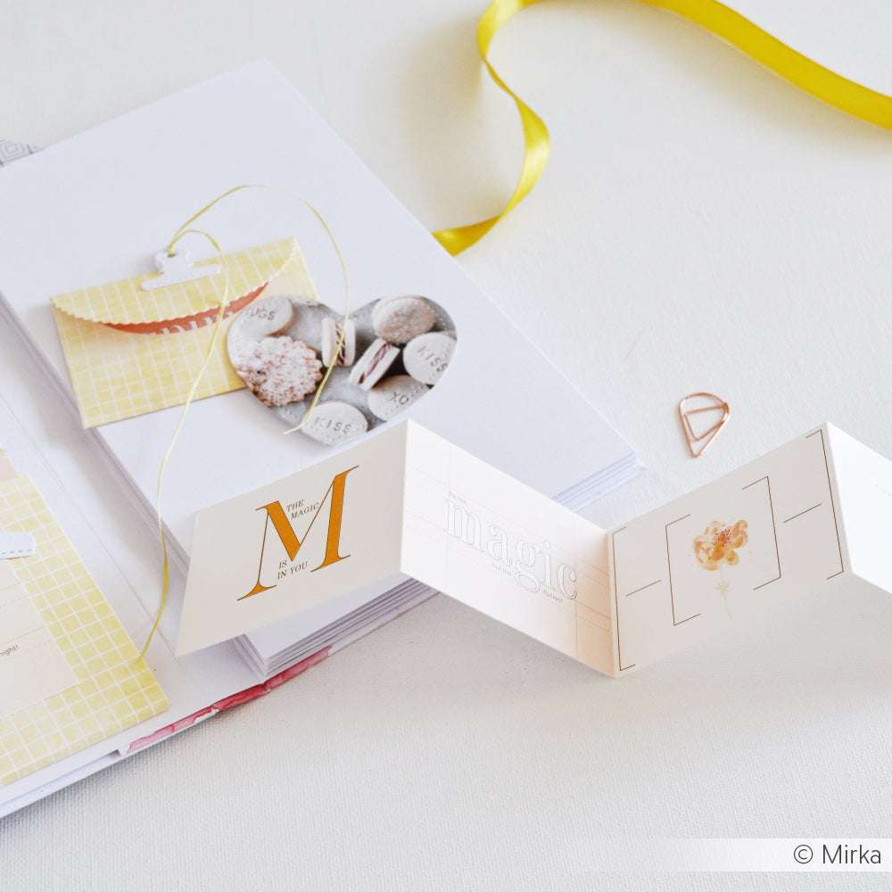 Akkordeon-Faltkarte, Umschlag und Herzausschnitt mit Muscheln auf weißem Grund, verziert mit einem gelben Band - ideal für Bastelprojekte mit Ihrem Alexandra Renke Kärtchenbogen Floral oder Designpapier.