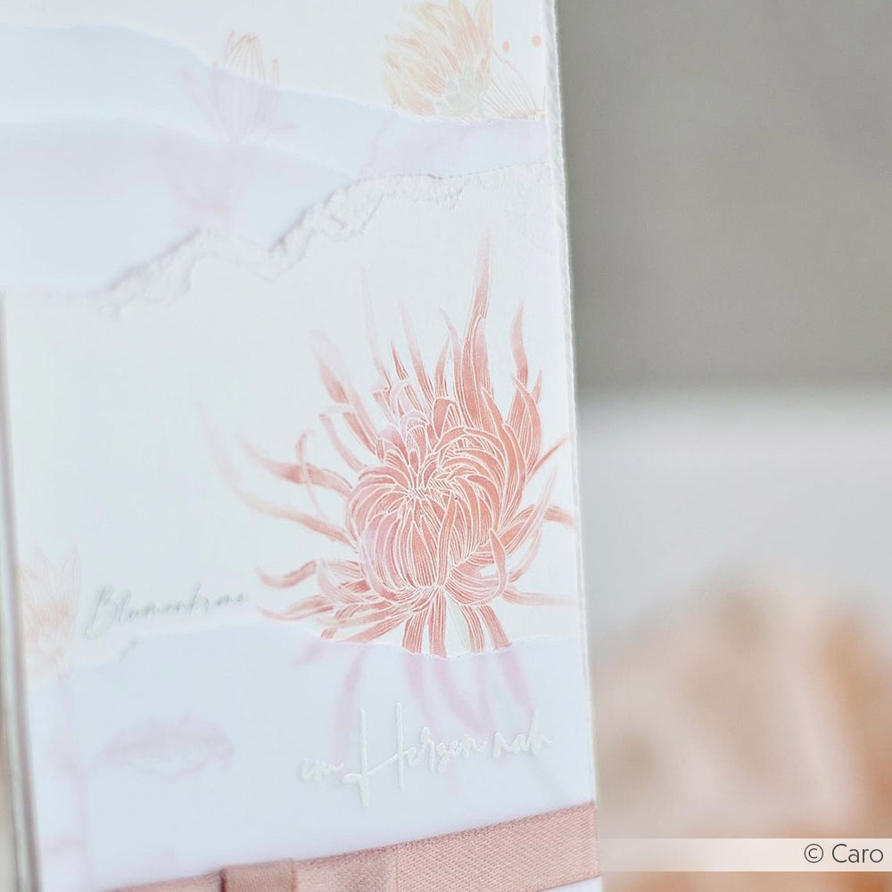 Nahaufnahme eines Notizbucheinbands von Alexandra Renke mit einer zartrosa Blumenillustration und einer leichten handgeschriebenen Schrift, perfekt für Fans von Papierprojekten oder Buchbinderei.