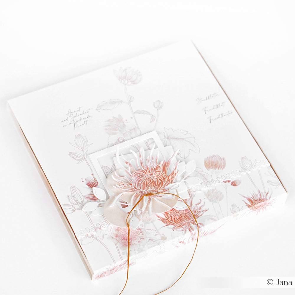 Elegante weiße quadratische Karte von Alexandra Renke, hergestellt aus Designpapier mit einer rosa 3D-Blume und einer floralen Skizze, veredelt mit einem dünnen Goldband - ideal für einzigartige Papierprojekte.