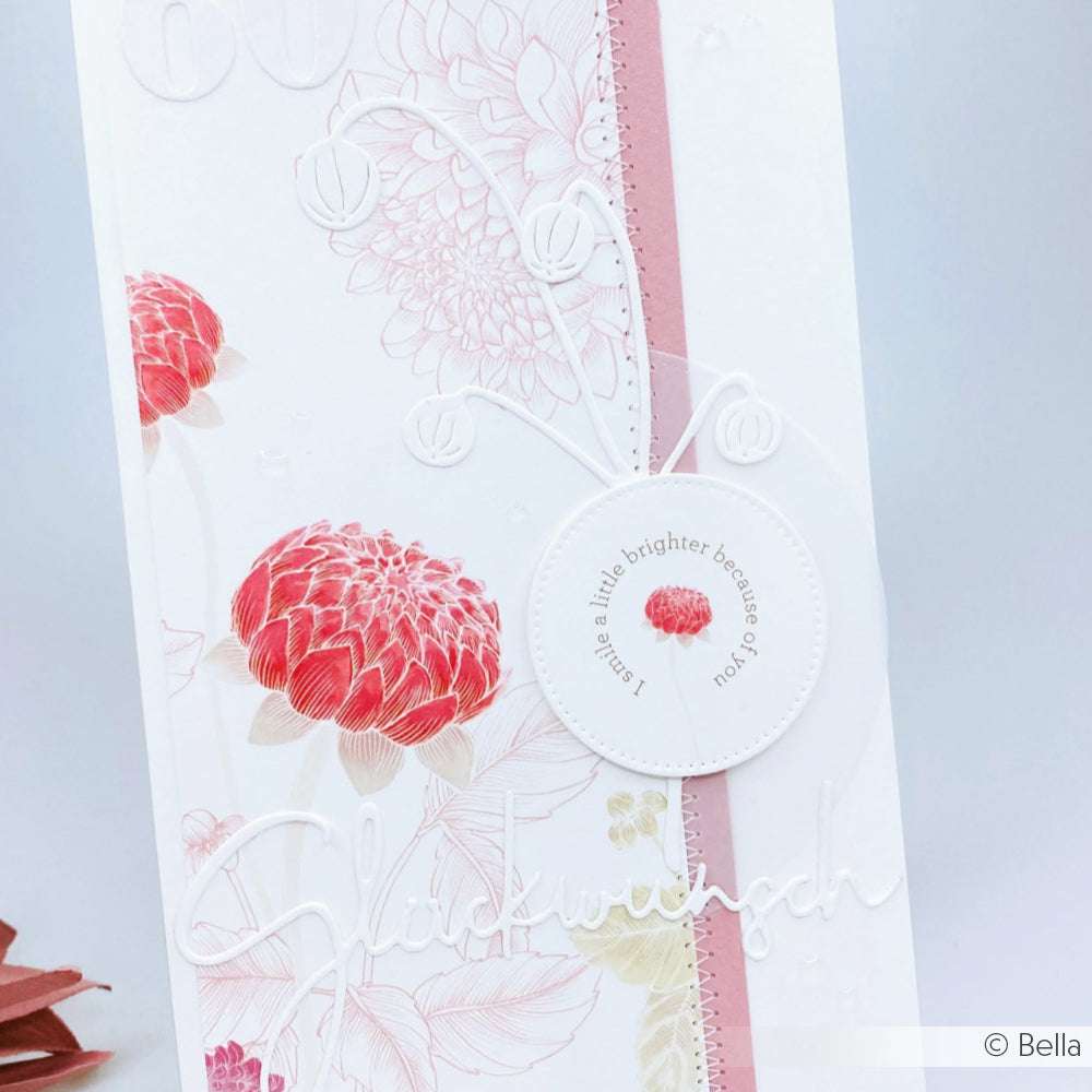 Mit Alexandra Renke Designpapier gestaltete Grußkarte mit roten und rosafarbenen Blumen, weißem Text in Schreibschrift und einem runden Anhänger mit der Aufschrift "A little bright because of you". Ideal für Papierprojekte oder Buchbinderei-Kreationen.