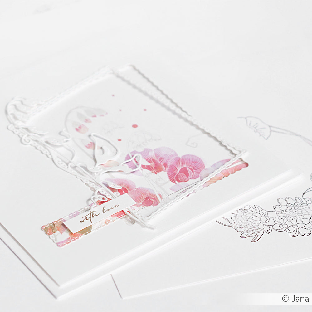Eine zarte florale Grußkarte von Alexandra Renke mit rosa Blumen, einem "With Love"-Anhänger und Designpapier-Akzenten auf Weiß - ideal für Papierprojekte oder Buchbinderei-Kreationen.