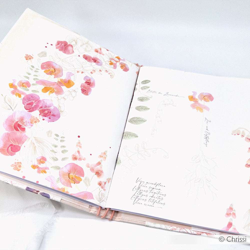 Ein aufgeschlagenes Notizbuch von Alexandra Renke mit rosafarbenen Blumenillustrationen und leichten handschriftlichen Notizen auf weißen Seiten - ideal für Papierprojekte oder um den Herbarium Wickenkranz-Stil in Ihre Entwürfe zu bringen.