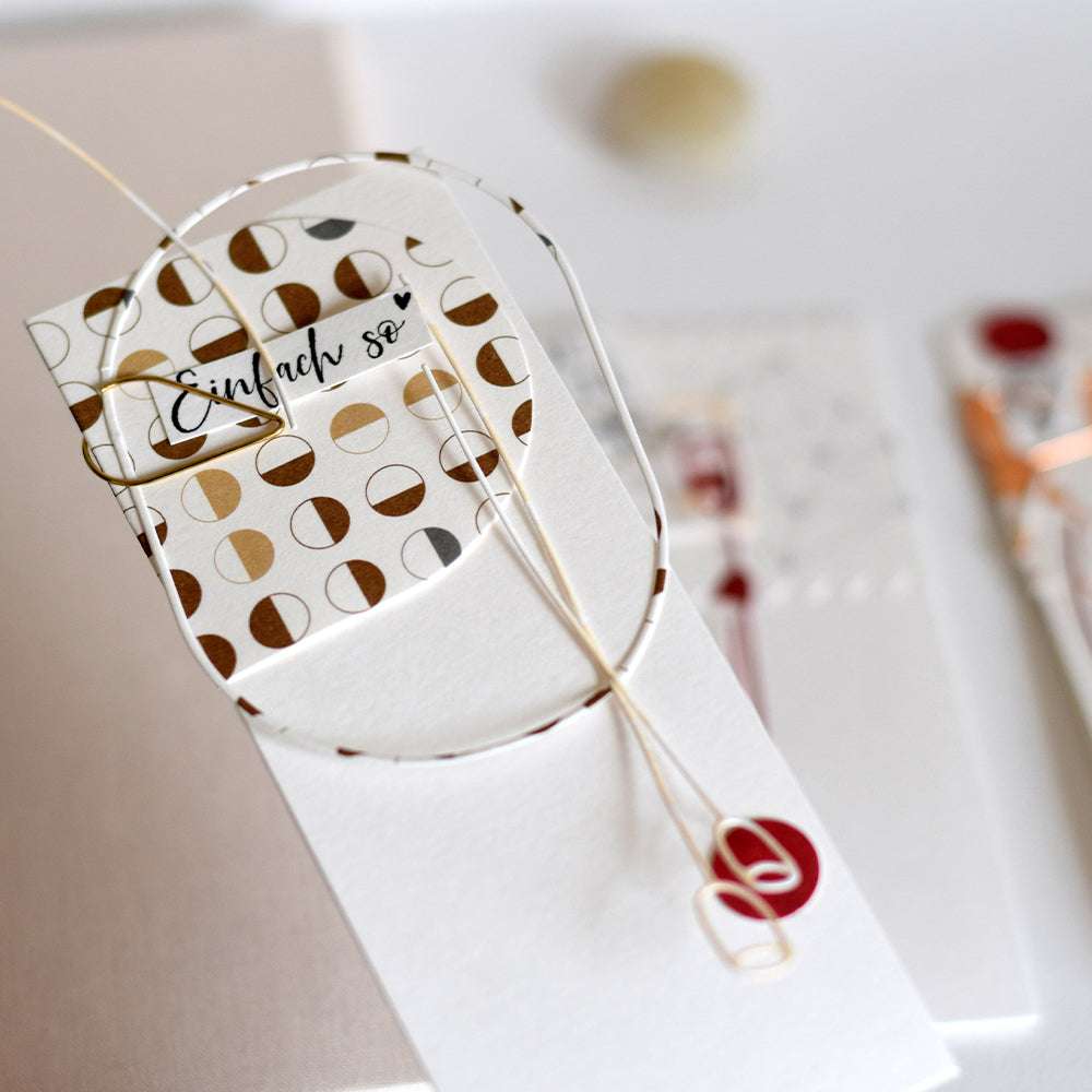 Eine dekorative Karte von Alexandra Renke mit geometrischen Mustern, dünnem Draht und dem Text "Einfach so" auf weißem Hintergrund - ideal für Papierprojekte oder zur Präsentation von einzigartigem Designpapier.