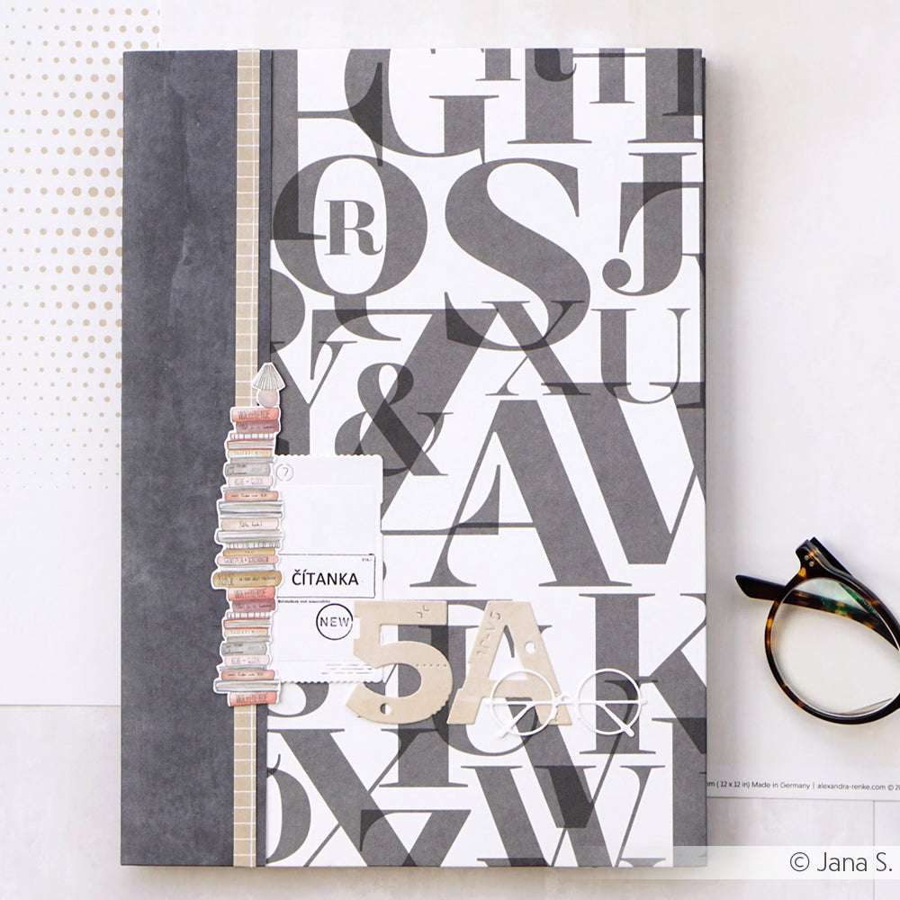 Alexandra Renke Notizbuch mit frechem grauen "5A"-Schriftzug, abgebildet neben Brillen und Bildbänden auf dem Cover - ideal für Buchbinderei oder einzigartige Papierprojekte.