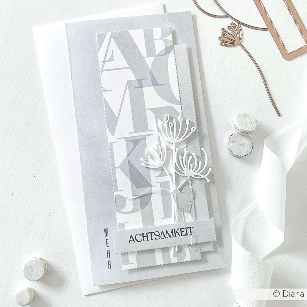 Minimalistische Grußkarten von Alexandra Renke mit abstrakten Buchstaben, weißen floralen Cutouts und ACHTSAMKEIT-Text auf edlem Designpapier - handgefertigt in moderner Buchbinderei für stilvolle Grüße.