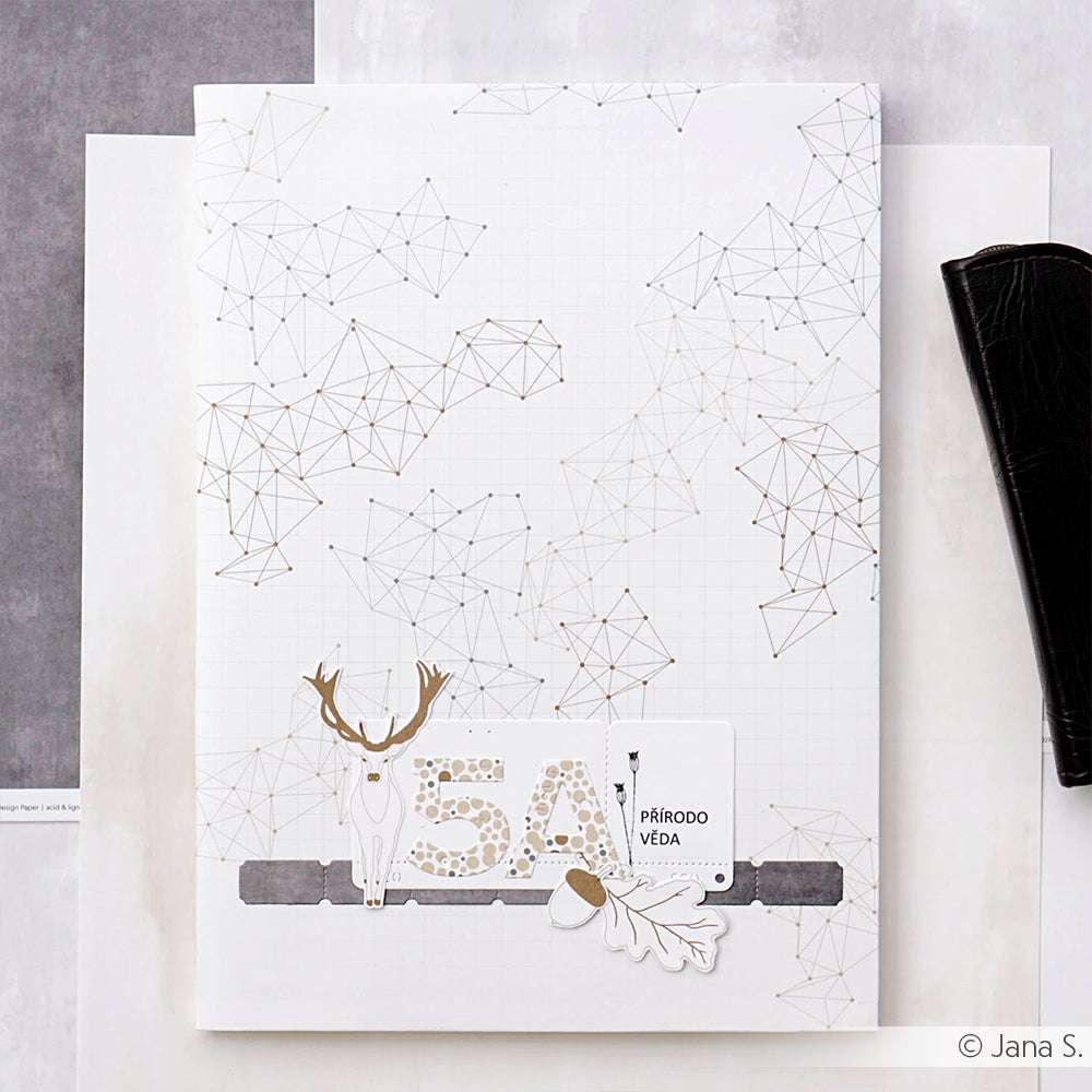 Weißes Notizbuch von Alexandra Renke mit geometrischen Mustern, einer Hirsch-Illustration und dem Text "5.A" auf dem hochwertigen Designpapier-Einband, abgebildet auf einem Schreibtisch.
