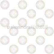 Das Designpapier von Alexandra Renke zeichnet sich durch dünne, gleichmäßig verteilte, konzentrische Kreise auf weißem Grund aus - perfekt für elegante Papierprojekte oder um goldene "Verschachtelte Ringe" zu akzentuieren.