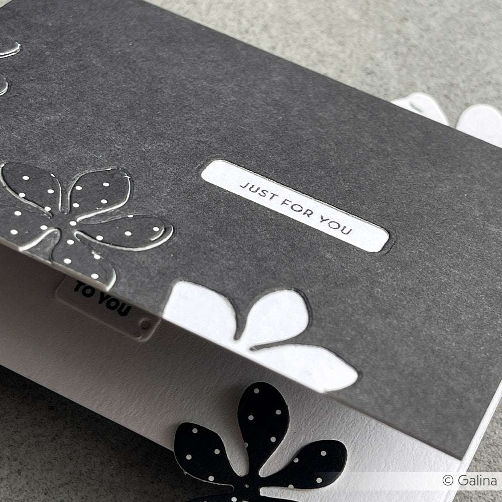 Eine schwarz-weiße Alexandra Renke Grußkarte mit Blumenausschnitten, ideal für Papierprojekte oder Buchbinderei, mit "JUST FOR YOU" auf der Vorderseite.