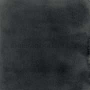 Eine strukturierte, dunkelgraue Oberfläche von Alexandra Renke mit dezenten Schattierungen - ideal für Papierprojekte oder als elegantes Designpapier in der Buchbinderei.