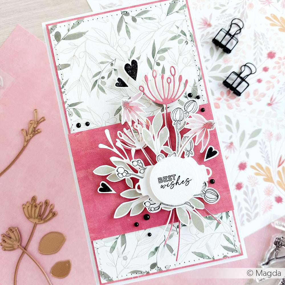 Handgefertigte Blumengrußkarte mit den besten Wünschen, mit rosa und weißen Akzenten, umgeben von Alexandra Renke Materialien und eleganten Designpapier Details.