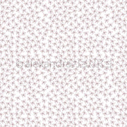 Nahtloses Muster aus zarten, hellrosa Schmetterlingen auf weißem Hintergrund von Alexandra Renke - ideal für Papierprojekte oder als charmantes Designpapier.