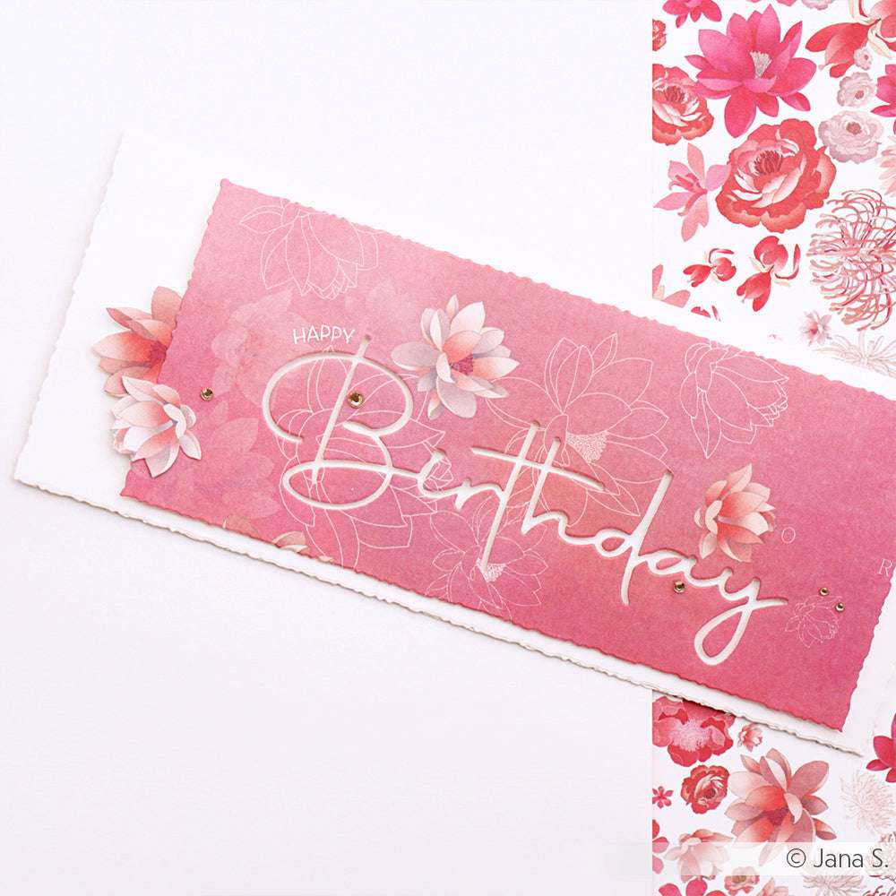 Alexandra Renke rosa geblümte Geburtstagskarte mit floraler Typo, "Happy Birthday" Text und Blumendekoration gedruckt auf hochwertigem Designpapier mit weißem Hintergrund.