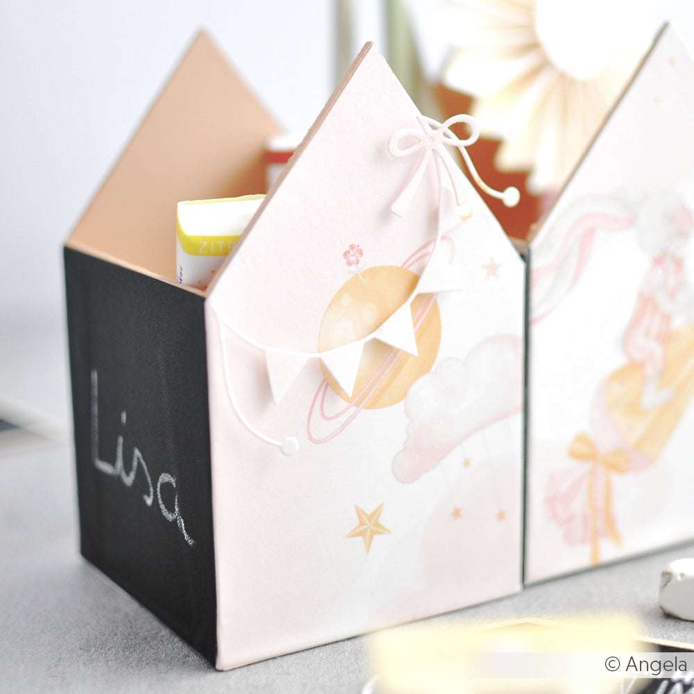Alexandra Renke dekorative Hausschachtel mit "Lisa", einem Planeten, Sternen und einem weißen Banner - ideal für Papierprojekte oder als einzigartige Ergänzung zu Schultüte-Kreationen.