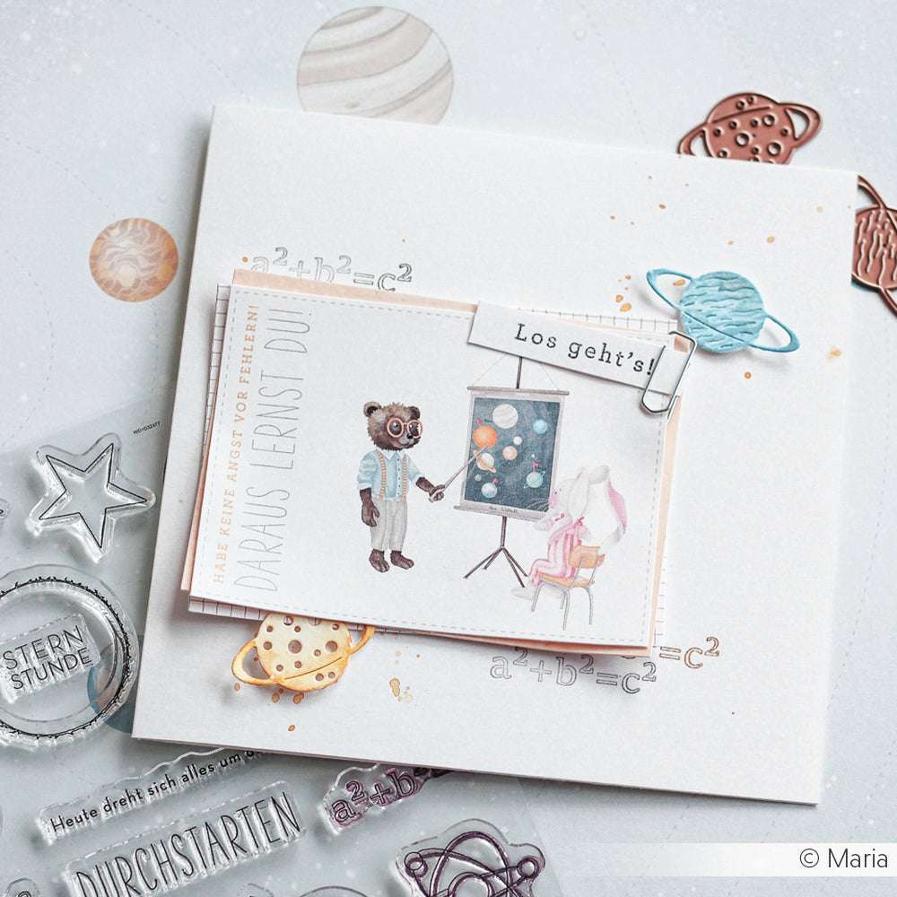 Ein Bär und ein Hase studieren Planeten auf einem Poster, mit Planeten und Sternen auf dem weißen Hintergrund - perfekt für Papierprojekte oder einzigartige Grußkarten. Von Alexandra Renke.