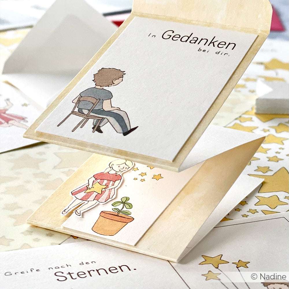 Handgefertigte Alexandra Renke Karten mit niedlichen Illustrationen - ein sitzender Junge, ein Mädchen mit einer Topfpflanze und deutschem Text - ideal für Papierprojekte oder als liebevolles Geschenk für Ihre Sternenfreunde.