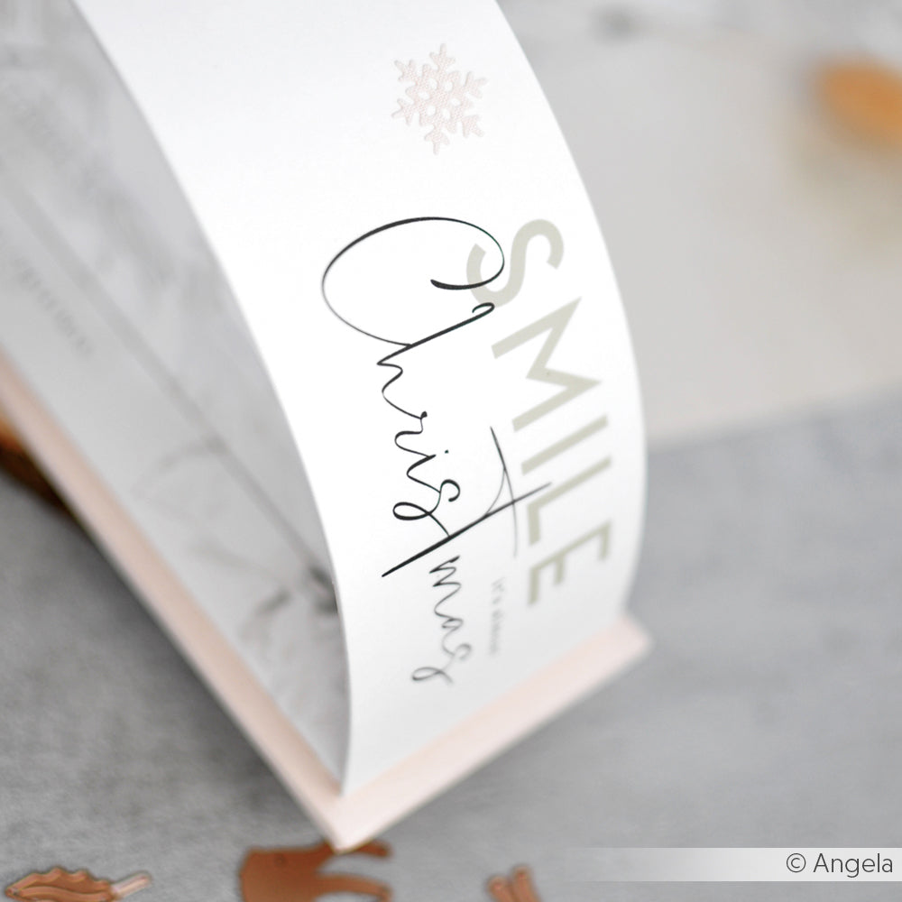 Geschwungene Karte von Alexandra Renke mit "SMILE Christmas" in eleganter Schrift mit Schneeflocke - ideal für Weihnachtsbasteln oder zum Aufpeppen Ihrer Grußkarten aus edlem Designpapier.