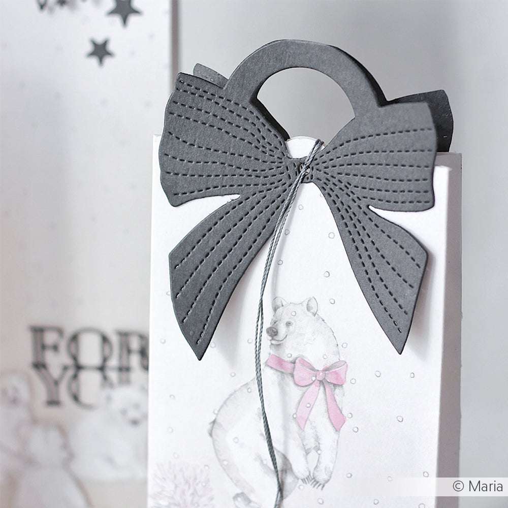 Weiße Geschenktüte mit einer genähten grauen Papierschleife und einem Eisbären mit rosa Schleife, gestaltet mit Alexandra Renke Designpapier Bärenfamilie.