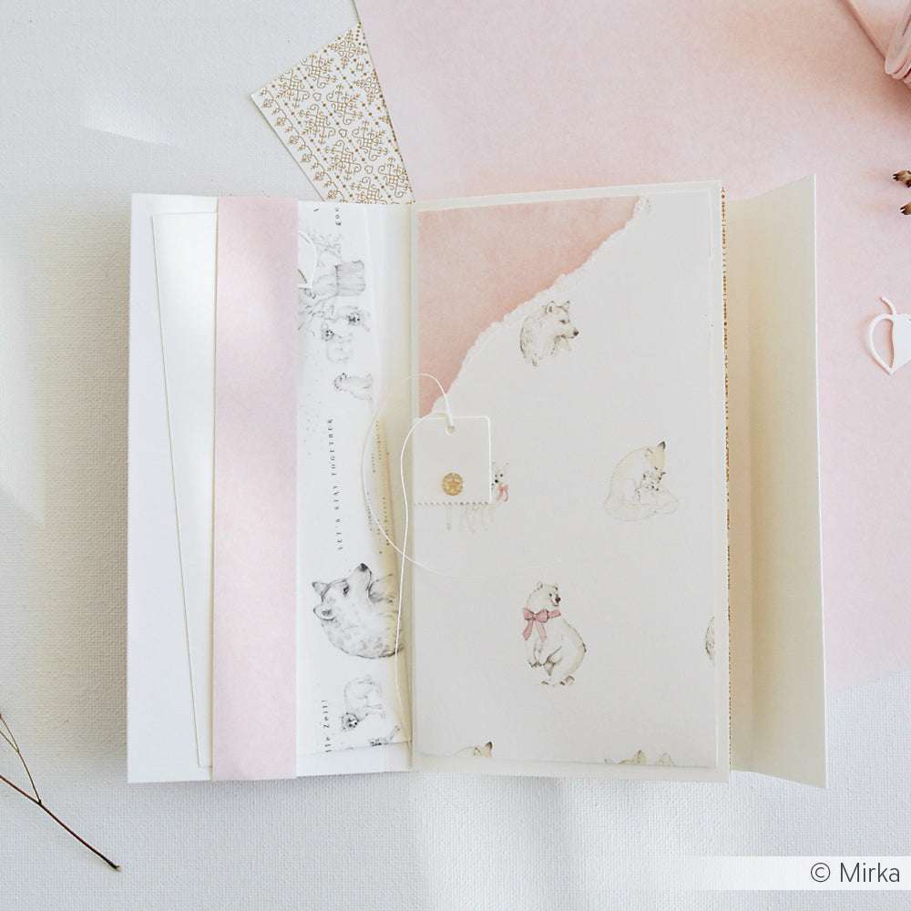 Aufklappbare Mappe mit pastellfarbenen Katzenpapieren und -karten von Alexandra Renke, dargestellt auf weißem und rosa Hintergrund - ideal für Papierprojekte oder als charmantes Designpapier für Ihre kreativen Ideen.