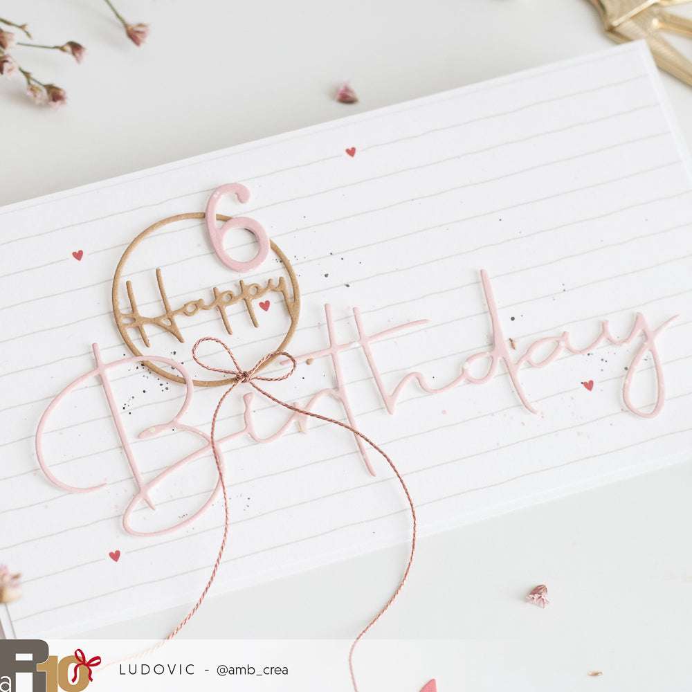 Eine weiße Karte von Alexandra Renke mit "Happy 6th Birthday" in roségoldener Schrift und rosafarbenen Herzen - ideal für Papierprojekte oder zur Kombination mit Designpapier mit Linienmuster Rot.