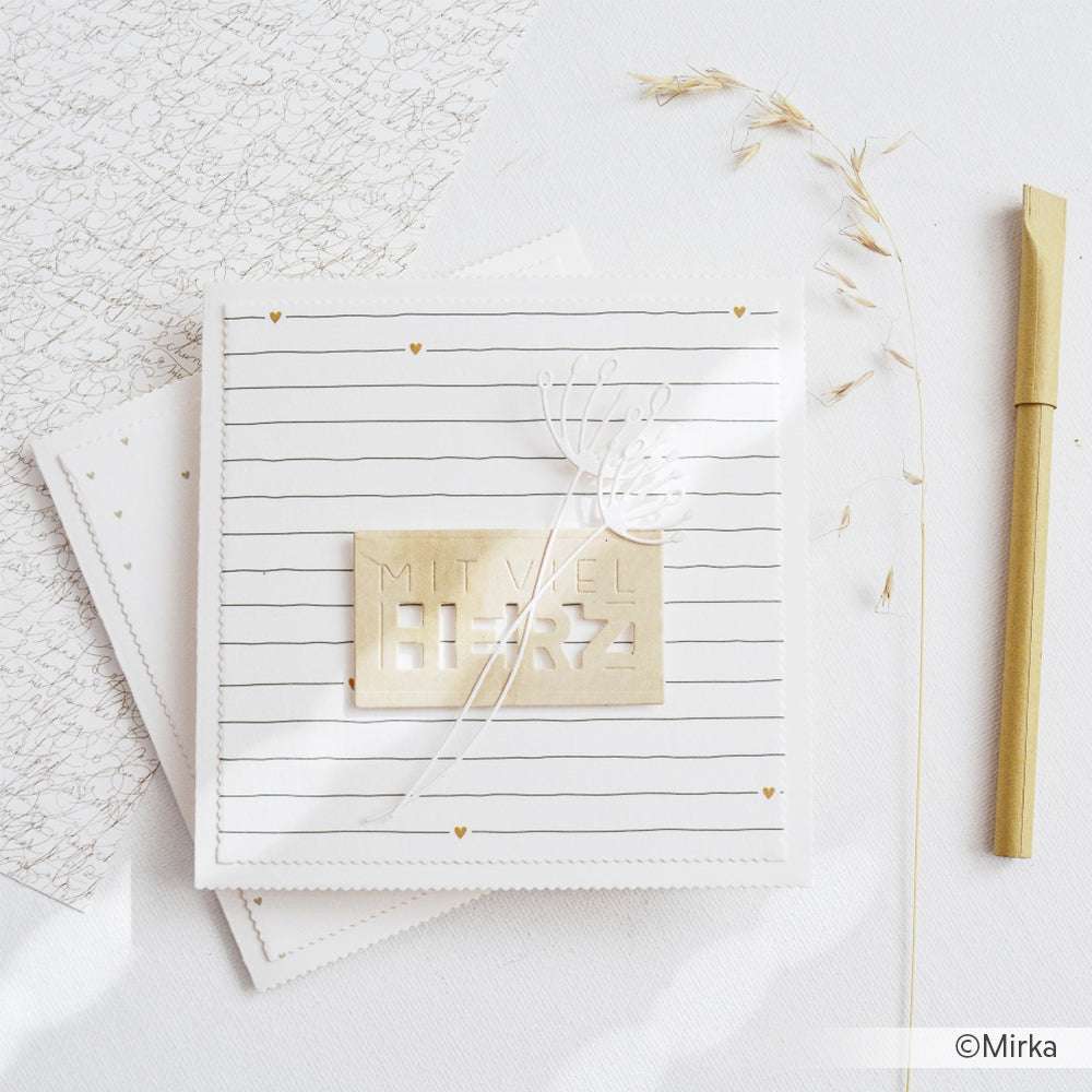 Quadratische Grußkarten von Alexandra Renke aus Designpapier mit goldenen Herzchen-Linien, "MIT VIEL HERZ"-Schriftzug, Blume, getrocknetem Gras und goldenem Stift - perfekt für stilvolle Papierprojekte.