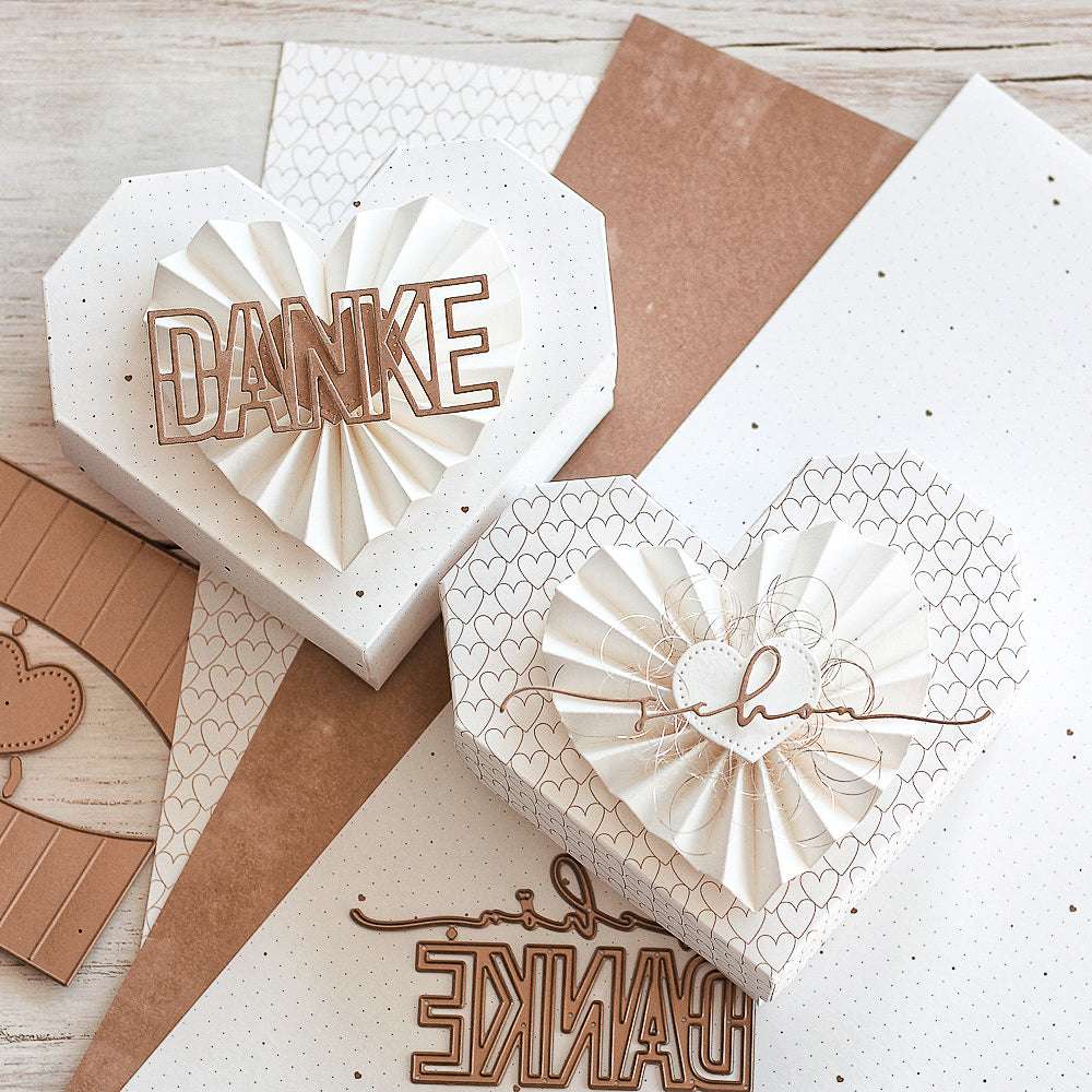 Zwei herzförmige Geschenkschachteln mit dekorativen Deckeln aus elegantem Alexandra Renke Designpapier, mit DANKE und herz-perfekt für Papierprojekte oder als charmanter Akzent in Buchbinderei-Kreationen.