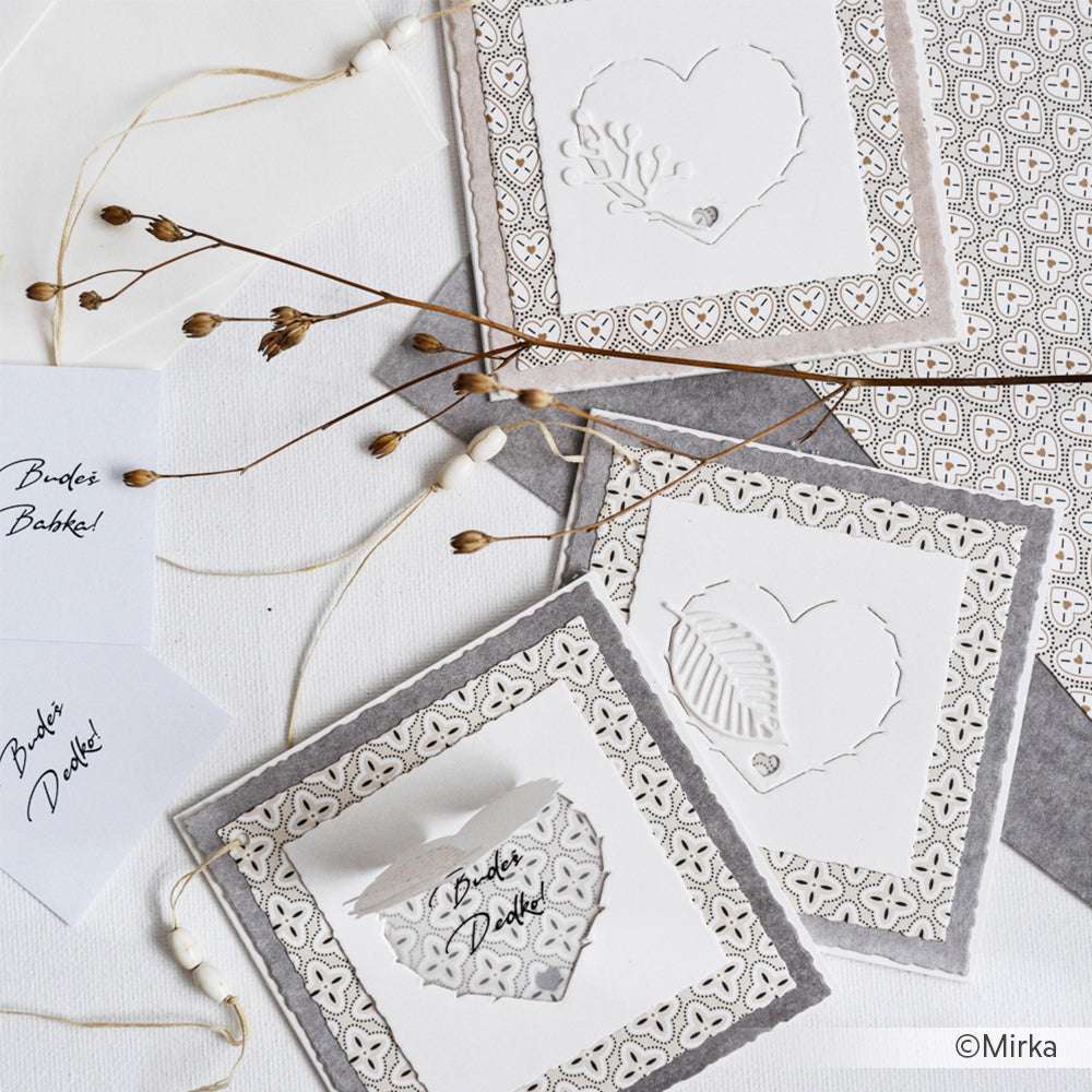 Drei elegante, handgefertigte Grußkarten mit Herzmotiven aus der Alexandra Renke Briefmarkenrand Stanze, die mit getrockneten Pflanzen und kleinen Notizkarten präsentiert werden.