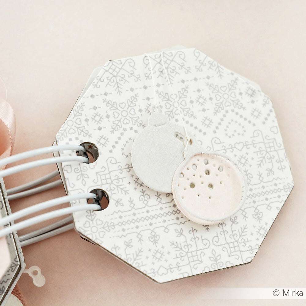 Achteckige Karte aus dem Designpapier Stickmuster Hellgrau von Alexandra Renke mit zwei weißen runden Ornamenten und drei Binderingen auf der linken Seite - ideal für einzigartige Papierbastelprojekte.