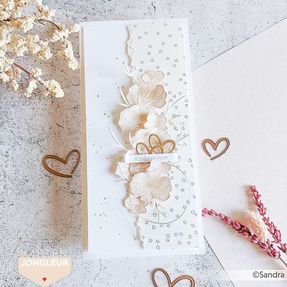 Handgemachte florale Grußkarte von Alexandra Renke, gefertigt auf hochwertigem Designpapier mit beigen Blumen, Herzgestöber Gold Outline Akzenten und zarten Punktmustern auf weißem Hintergrund.