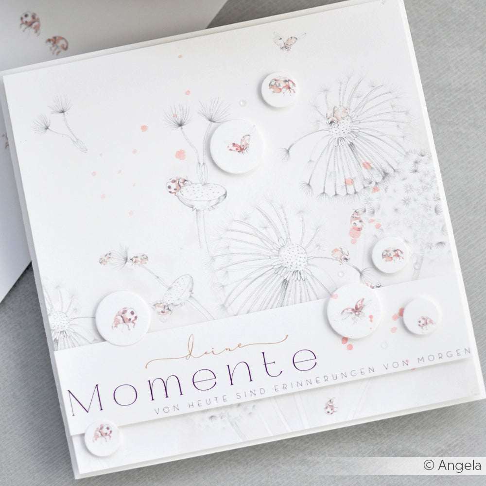 Quadratische Karte von Alexandra Renke mit zarten Pusteblumen-Skizzen, rosa Punkten und deutschem Text über die Wertschätzung des Heute - ideal für Papierprojekte oder einzigartige Grußkarten aus edlem Designpapier.