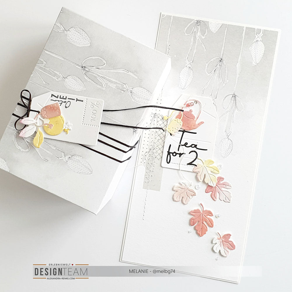 Geschenkbox und Grußkarte von Alexandra Renke mit zarten Blatt- und Beerenmotiven, pastellfarbenen Akzenten, Designpapier-Details und dem Text "Tee für 2" - eine ideale Inspiration für Papierprojekte.