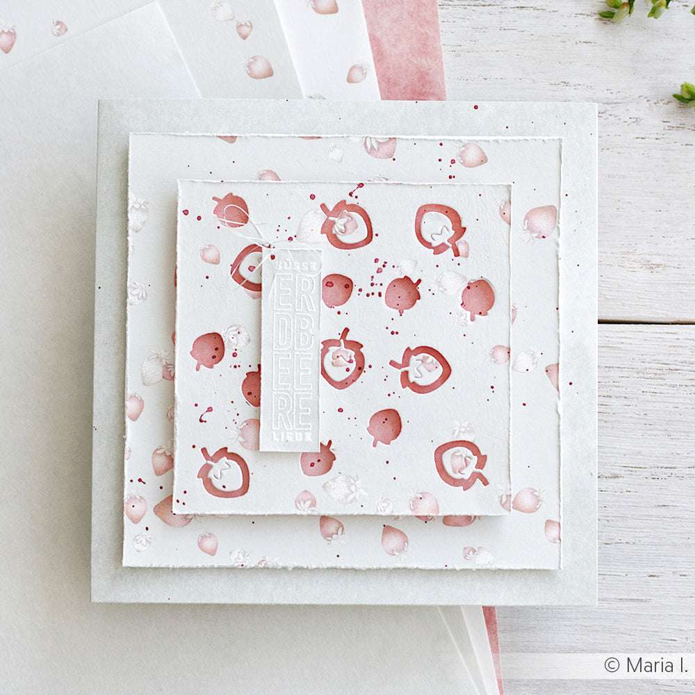 Die quadratischen weißen Designpapier-Karten von Alexandra Renke mit rosa Granatapfel- und Punktemustern sind auf einem hellen Hintergrund geschichtet - ideal für kreative Papierprojekte.