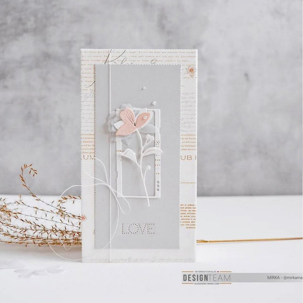 Handgemachte Karte von Alexandra Renke mit einer rosa 3D-Blume, weißen Blättern und "LOVE" auf grau-weißem Designpapier - ideal, um Typographie Blütenleben in Ihren Papierprojekten zu feiern.