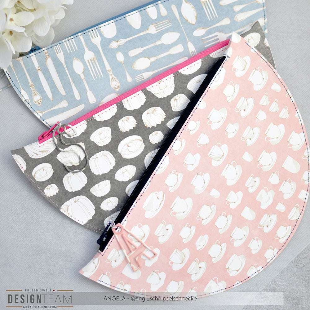 Drei halbrunde Reißverschlusstaschen von Alexandra Renke mit Utensilien-, Teetassen- und Teekannenmustern auf pastellfarbenen Stoffen - perfekt für die Aufbewahrung kleiner Designpapier- oder Papierprojekte-Utensilien.