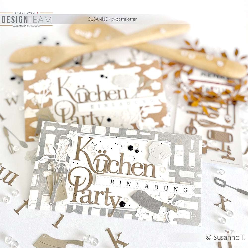 Handgefertigte Einladungskarten zum Thema Küche von Alexandra Renke aus Designpapier mit Illustrationen von Küchenutensilien und Lebensmitteln in neutralen Tönen auf weißem Hintergrund.