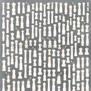 Muster aus verschiedenen weißen Schachfiguren in Reihen angeordnet auf grauem Hintergrund - perfektes Designpapier von Alexandra Renke für Grußkarten oder kreative Papierprojekte.