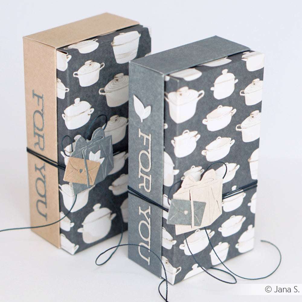 Zwei Alexandra Renke Geschenkboxen mit Topf-Illustrationen mit der Aufschrift FOR YOU, gebunden mit Schnur und Geschenkanhängern - ideal für Papierprojekte oder zusammen mit Ihren Lieblings-Grußkarten aus wunderschönem Designpapier.