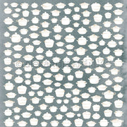 Kleine, weiße Suppentöpfe mit Deckel sind auf einem strukturierten dunkelgrauen Hintergrund angeordnet - dieses Alexandra Renke Designpapier ist ideal für kreative Papierprojekte oder einzigartige Buchbinderei.