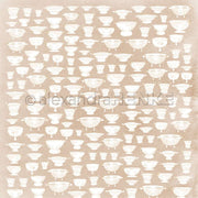 Ein Muster aus weißen Sieben auf beigem Untergrund, angeordnet in sauberen Reihen - dieses Designpapier von Alexandra Renke ist perfekt für Papierprojekte wie Grußkarten.