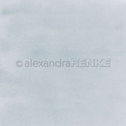Hellblaues, aquarelliertes Designpapier von Alexandra Renke mit dezentem Farbverlauf und weicher, wolkiger Optik - ideal für Papierprojekte oder Buchbinderei.