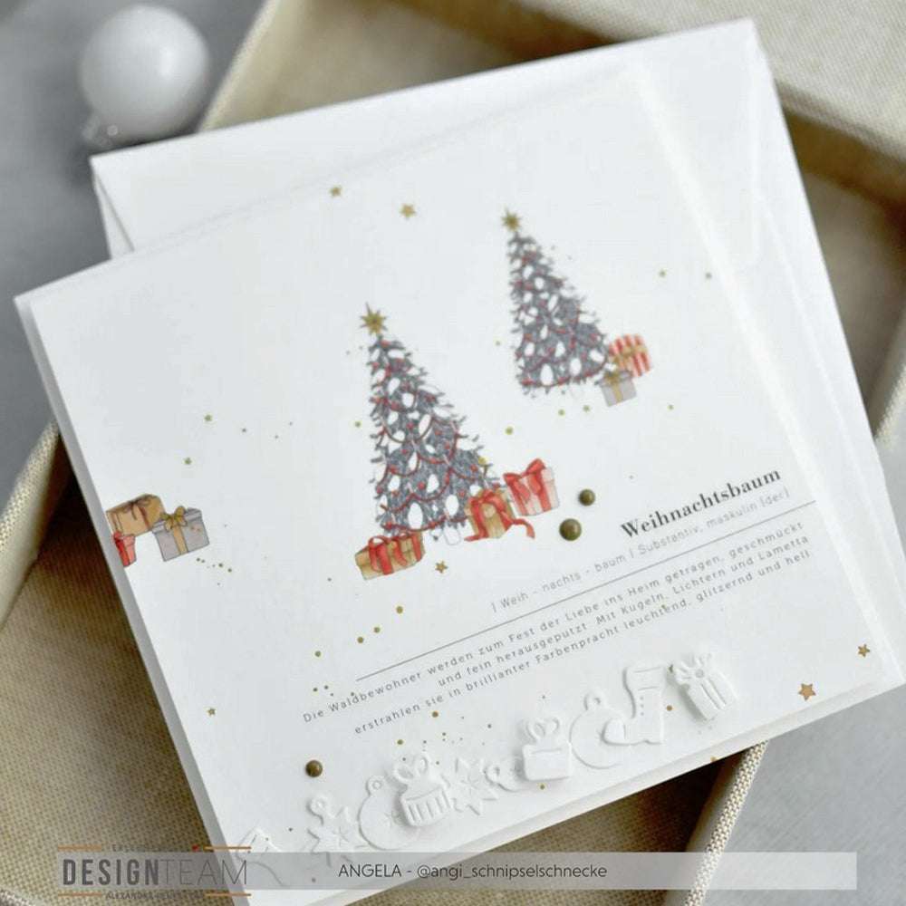 Eine Weihnachtskarte von Alexandra Renke mit zwei geschmückten Bäumen, Geschenken und festlichen Ornamenten auf weißem Hintergrund - ideal für Papierprojekte oder als einzigartiges Designpapier für Ihre Weihnachtskreationen.