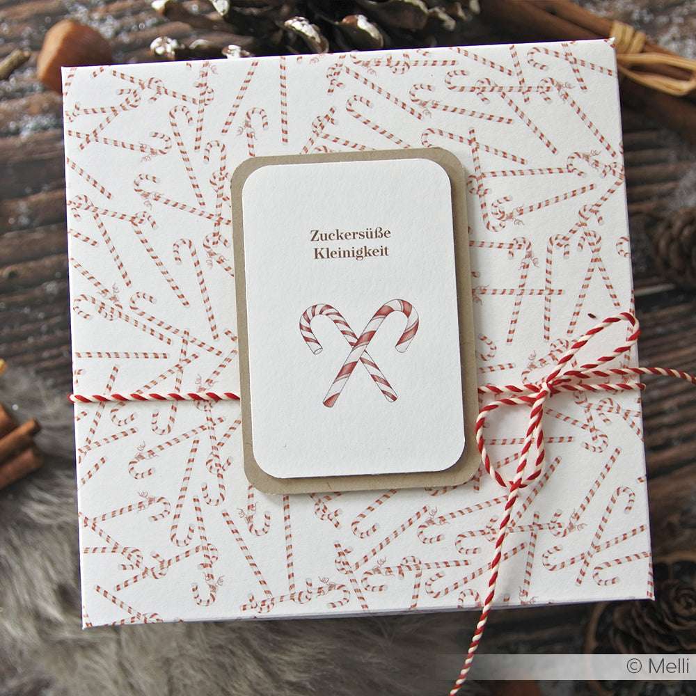 Quadratische Geschenkbox von Alexandra Renke mit Zuckerstangenmotiv, gefertigt aus Designpapier, gebunden mit rot-weißer Kordel, plus einer "Zuckersüße Kleinigkeit"-Karte - ideal für Grußkarten oder festliche Papierprojekte.