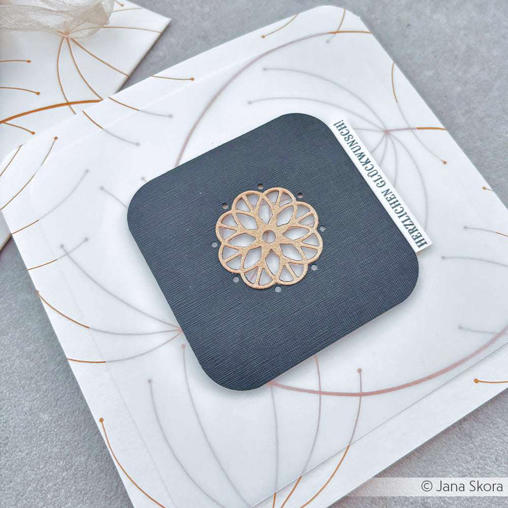 Eine quadratische schwarze Karte von Alexandra Renke mit einem zarten Blumendesign auf Designpapier und einem weißen Umschlag mit goldenen Linien.